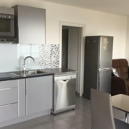 Appartement Vue 3 Mn A Pied De La Lumineux Et Moderne *